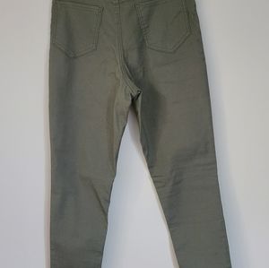 👖 **For Sale: Brand New Size 6 Green Stretch Light Pants by George!**